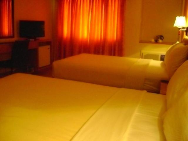 Pamulinawen Hotel Laoag Zimmer foto